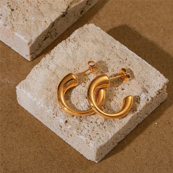 ◾️18k Gold Plated Minimalist C- Shaped Hoop Earrings - Picture 6 of 9